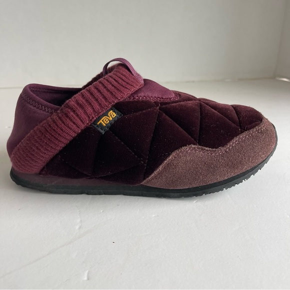 Teva Women's Ember Maroon Velvet Quilted
Slip on Moccasins Slippers SZ 5 - Picture 1 of 13